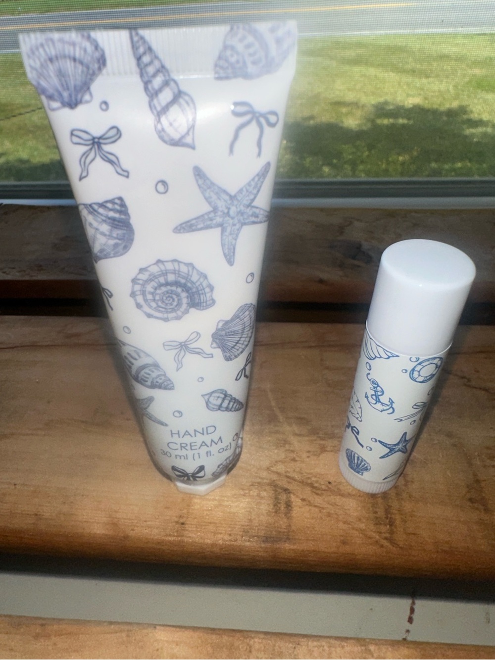 Cosmetic bag (1) with a seashell brush, headband, hand lotion, lip balm, skincar - Picture 13 of 14